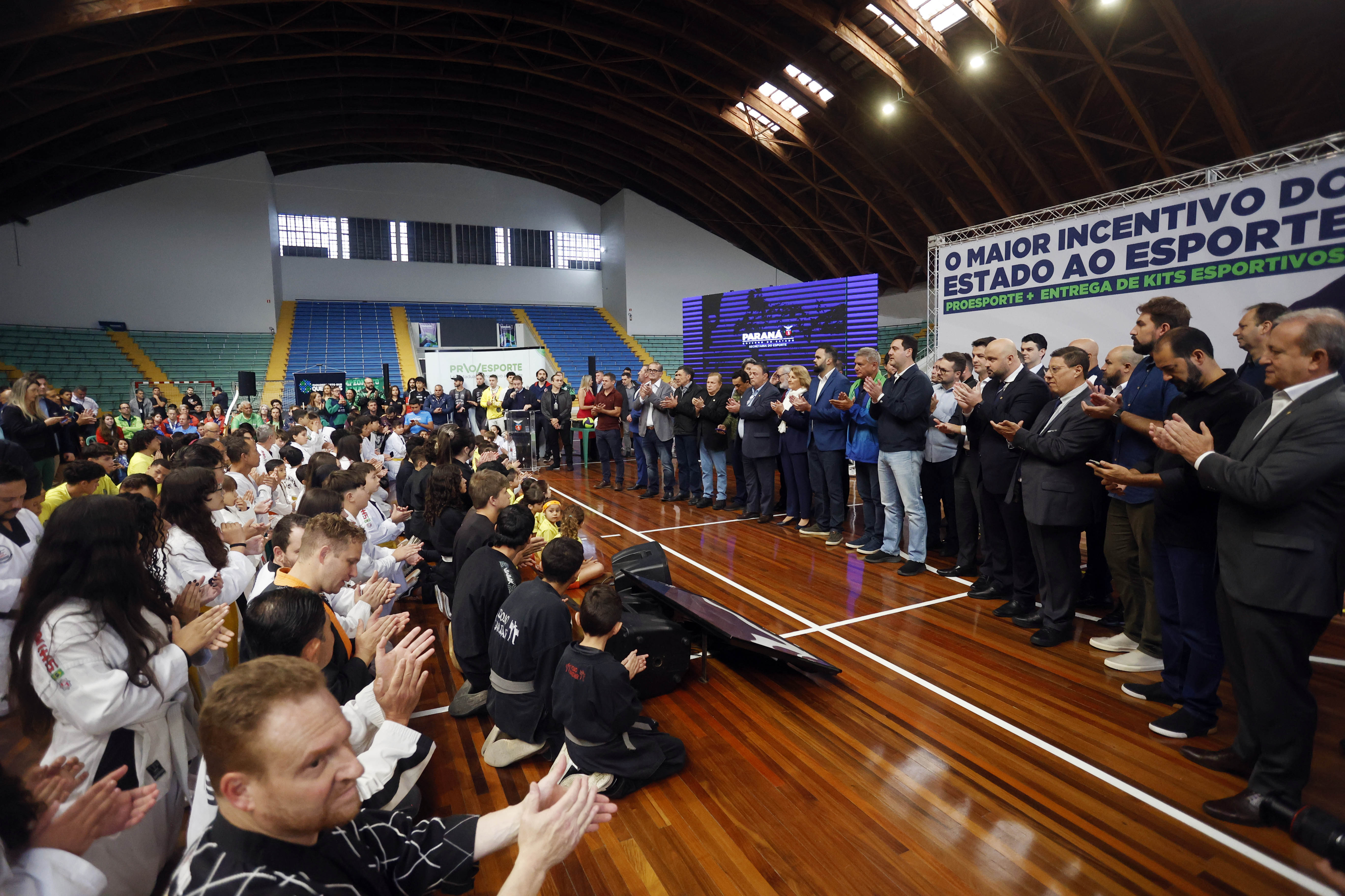 R 100 milhões de bolsas e apoio Estado anuncia maior pacote da